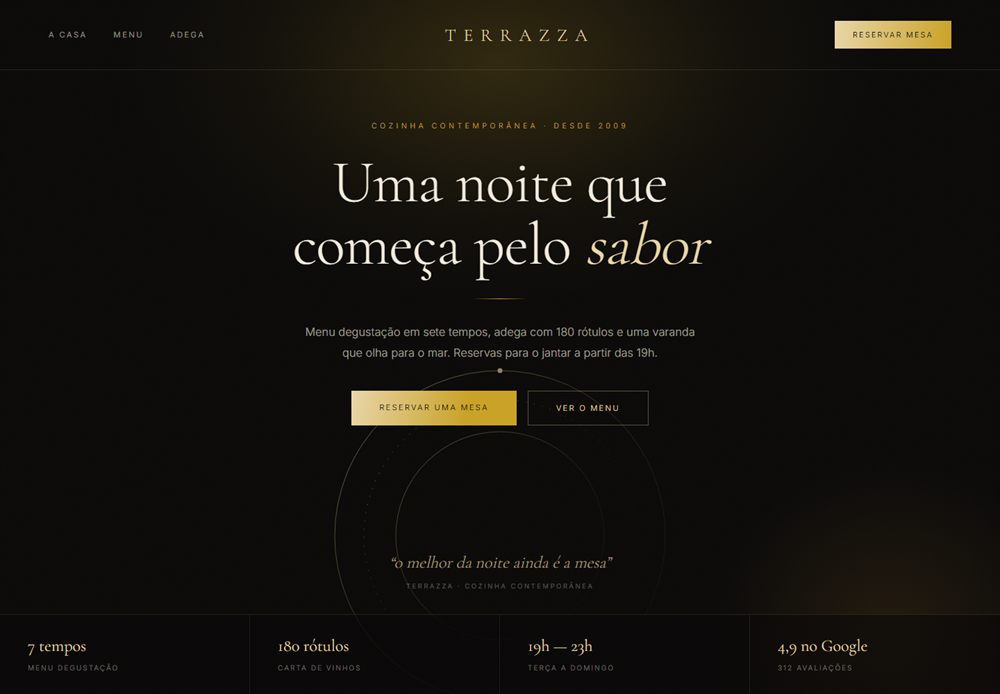 Modelo de site para restaurante, em preto com dourado e tipografia serifada
